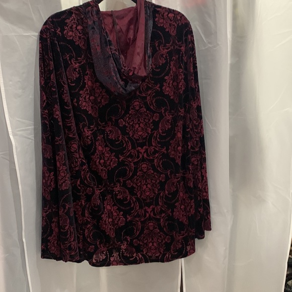 Velvet damask skulls caplet - Picture 2 of 3